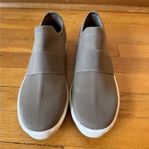 Blondo waterproof sneaker booties size 9 green